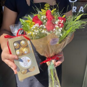 Ramalhete de 5 rosas com Ferrero