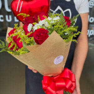 Buquê de 12 rosas com Balão.